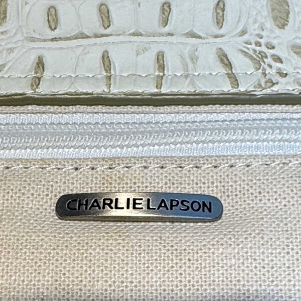 Elegant White Crocodile-Embossed Shoulder Bag - Picture 12 of 14